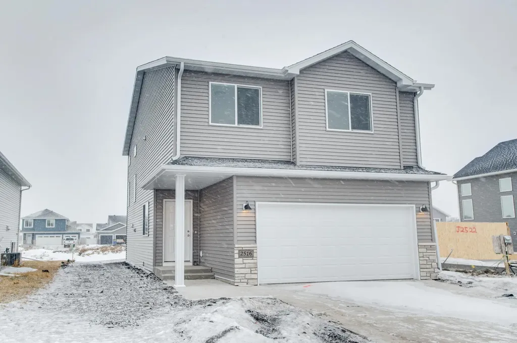 2516 38th Avenue S Moorhead MN 56560