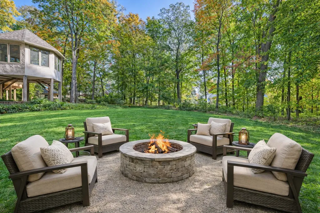 4 W Bay Lane North Oaks MN 55127