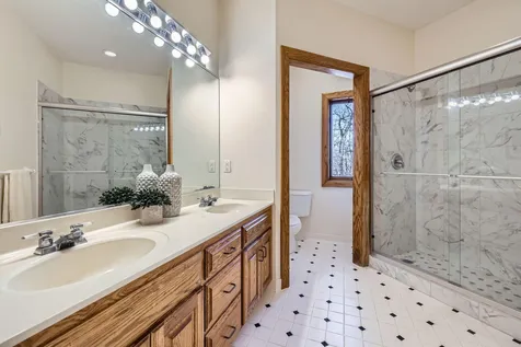 4 W Bay Lane North Oaks MN 55127