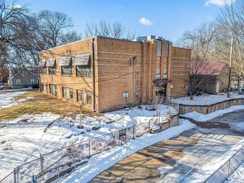 1709/1695 Mcknight Road N Maplewood MN 55109
