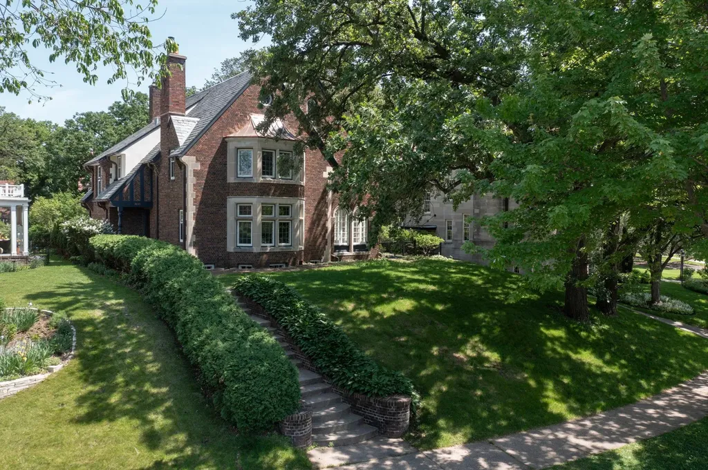 2635 Newton Avenue S Minneapolis MN 55405