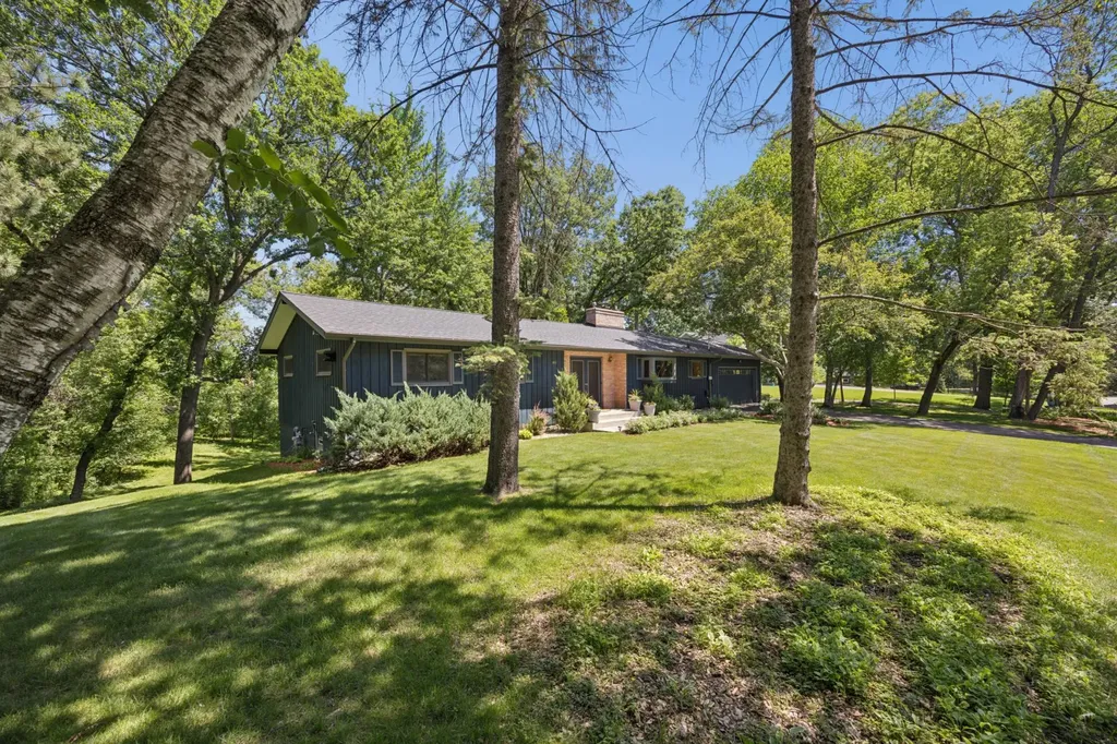 443 Salem Place Mahtomedi MN 55115
