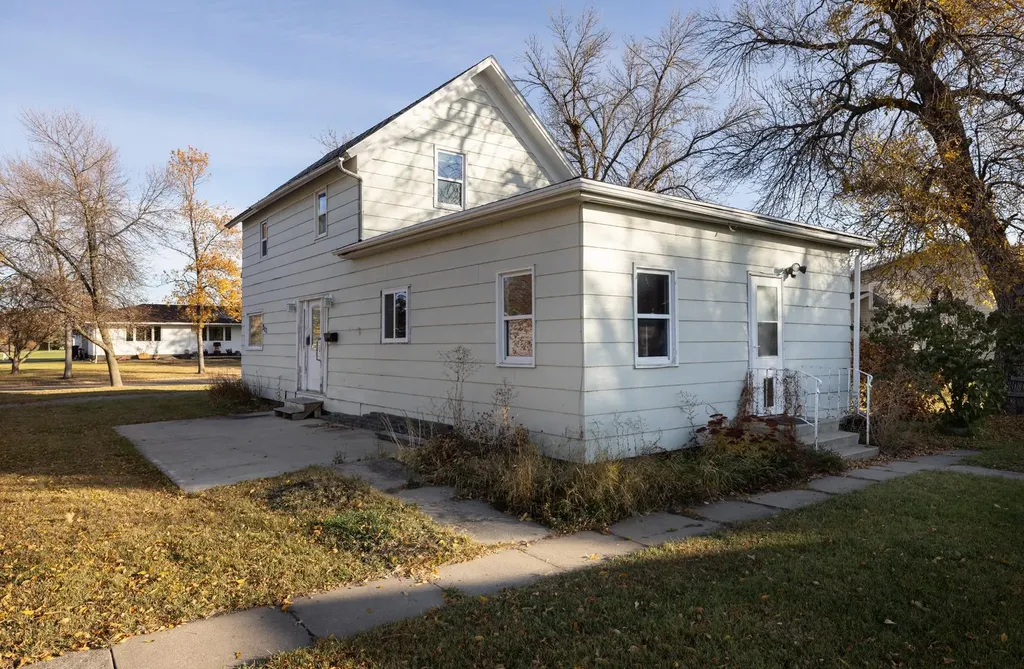 222 6th Street NE Hillsboro ND 58045
