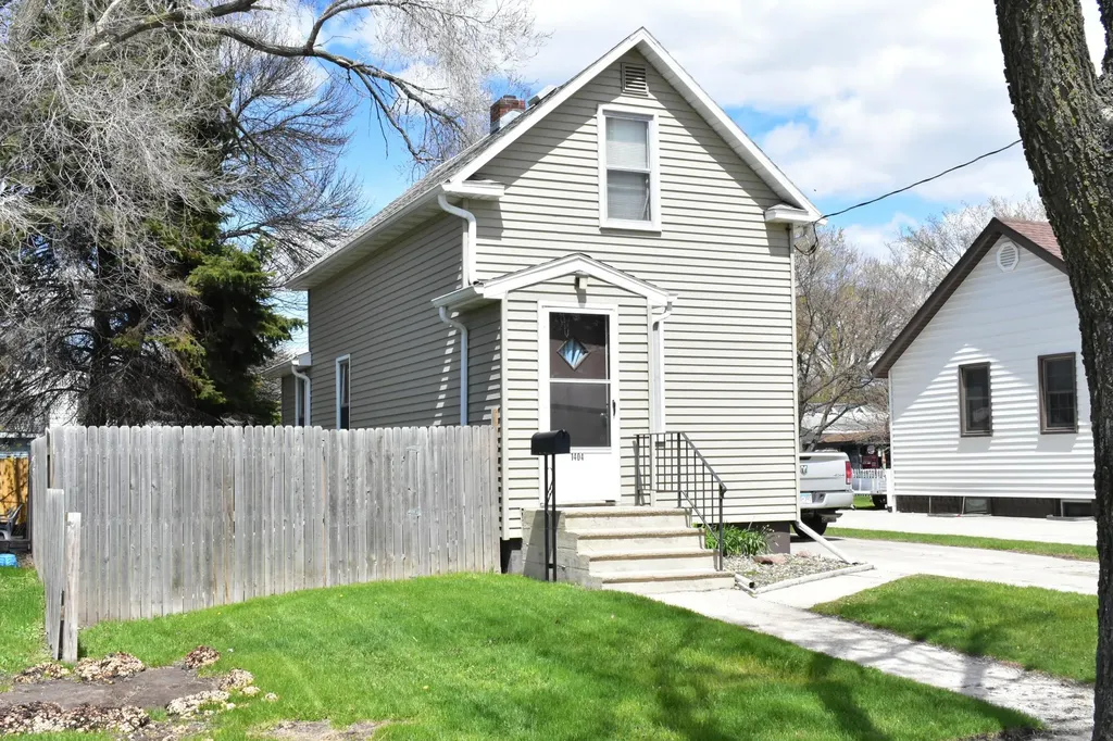 1404 2nd Avenue N Moorhead MN 56560