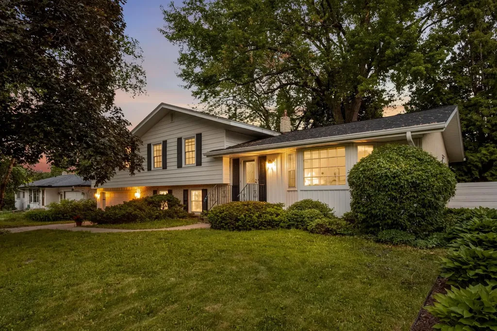 1740 Stanbridge Avenue Roseville MN 55113
