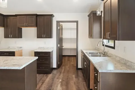 208 4th St NW Gwinner ND 58040
