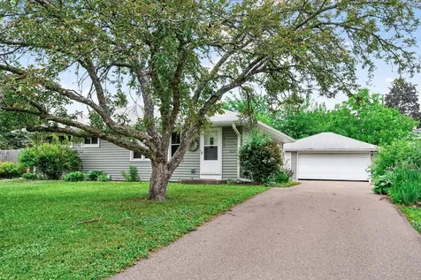 2267 Shawnee Drive North Saint Paul MN 55109