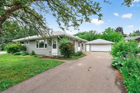 2267 Shawnee Drive North Saint Paul MN 55109