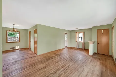 2267 Shawnee Drive North Saint Paul MN 55109