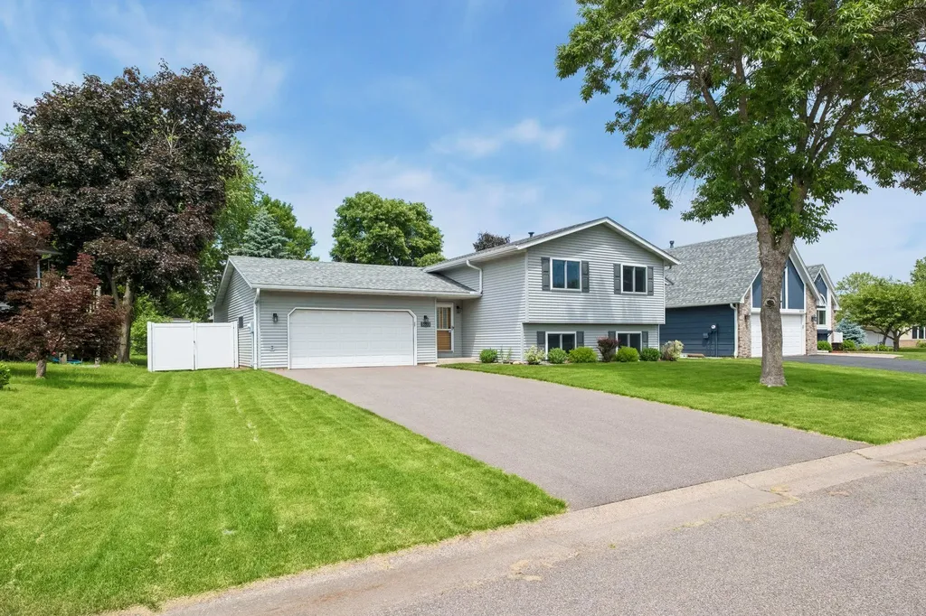 5533 Golfview Lane N Oakdale MN 55128
