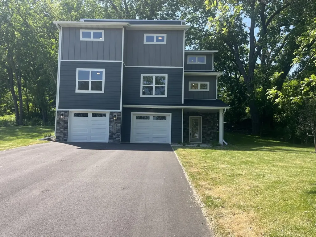 2817 Victoria Street N Roseville MN 55113