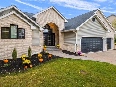1162 Lakewood Drive S Maplewood MN 55119