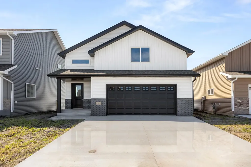 2533 38th Avenue S Moorhead MN 56560