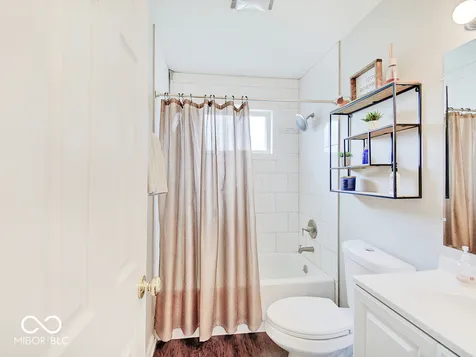 664 E Russell Lake Drive Zionsville IN 46077