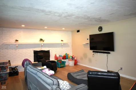 609 W Banta Road Indianapolis IN 46217