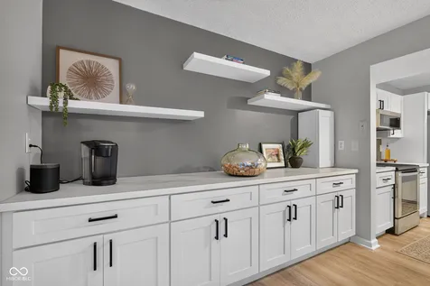 7791 Harbour Isle Indianapolis IN 46240