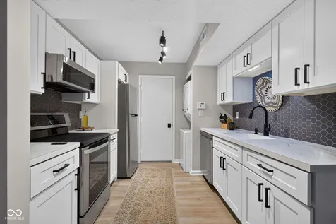 7791 Harbour Isle Indianapolis IN 46240