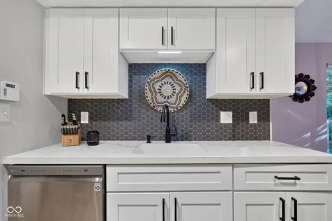 7791 Harbour Isle Indianapolis IN 46240