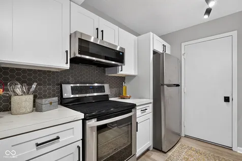 7791 Harbour Isle Indianapolis IN 46240