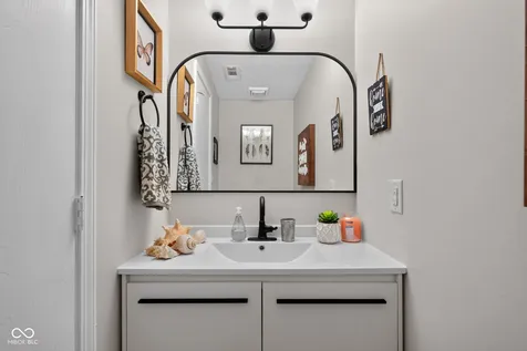 7791 Harbour Isle Indianapolis IN 46240