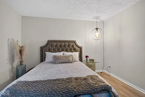 7791 Harbour Isle Indianapolis IN 46240