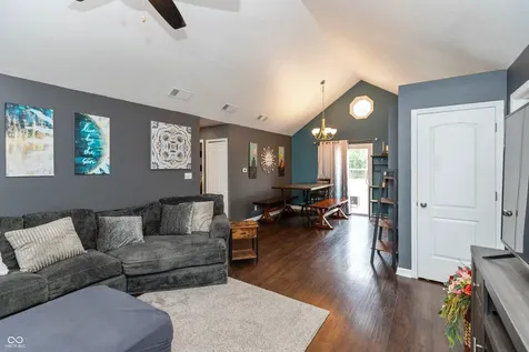 1122 Cottage Circle Seymour IN 47274