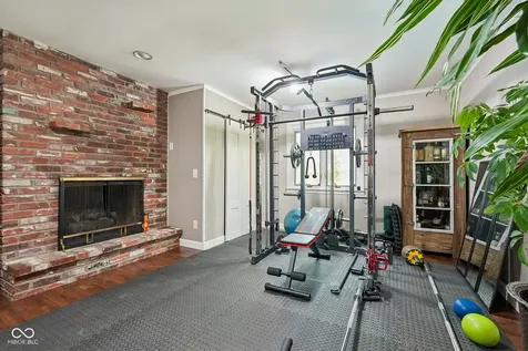 6736 Grosvenor Place Indianapolis IN 46220