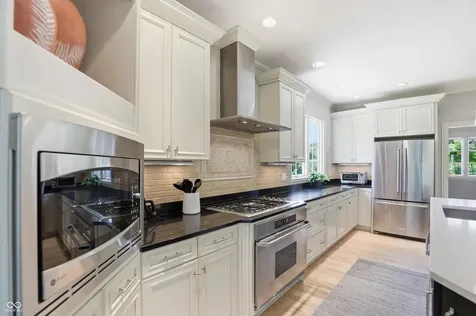 11180 Hawthorn Ridge Fishers IN 46037