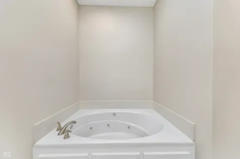 8069 Middle Bay Lane Indianapolis IN 46236