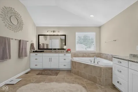 11137 Glen Avon Way Zionsville IN 46077