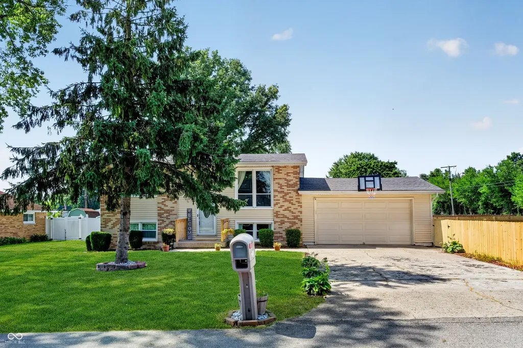 113 Mulberry Chesterfield IN 46017