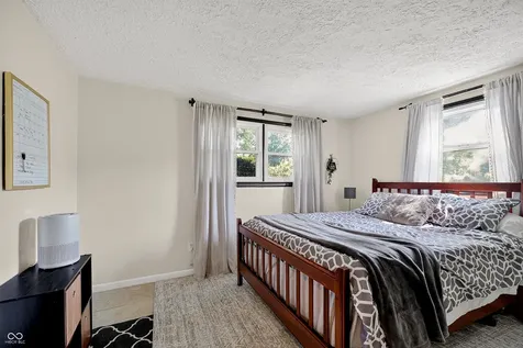 113 Mulberry Chesterfield IN 46017