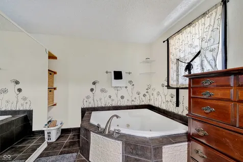 113 Mulberry Chesterfield IN 46017