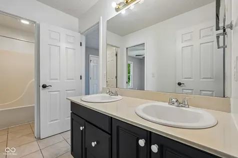 11464 Old Stone Drive Indianapolis IN 46236