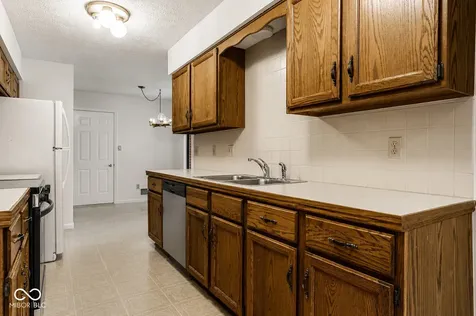 9223 Golden Oaks E Indianapolis IN 46260