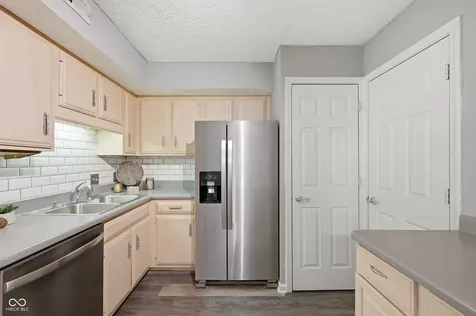 7601 Newport Bay Drive Indianapolis IN 46240