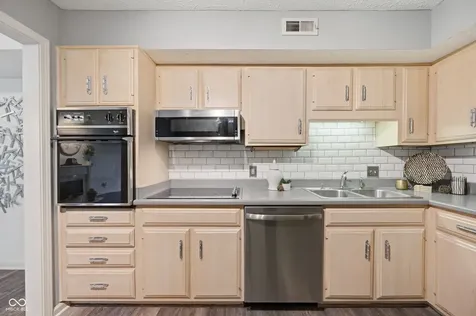 7601 Newport Bay Drive Indianapolis IN 46240
