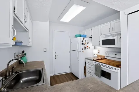 7725 Harbour Isle Indianapolis IN 46240