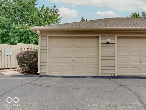 8720 Yardley Court Indianapolis IN 46268