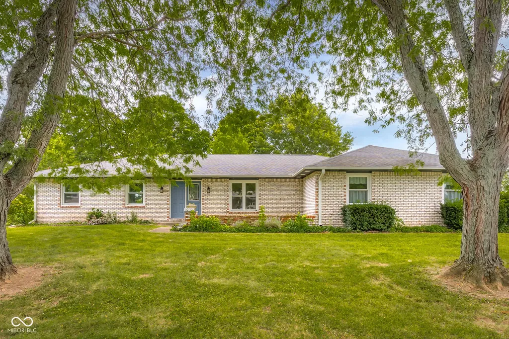 10112 N Hickory Lane Columbus IN 47203