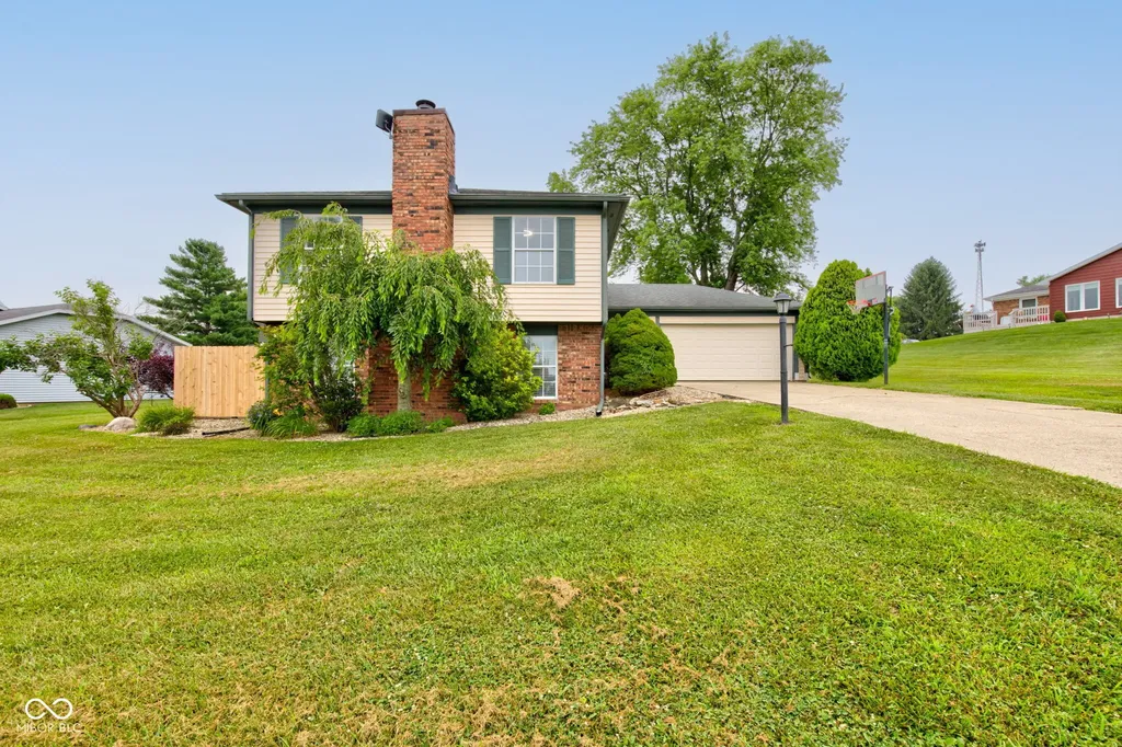 1925 E Woodside Village Drive Connersville IN 47331