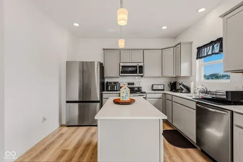 3983 Winston Columbus IN 47201