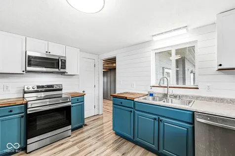 28 S Sugar Creek Drive New Palestine IN 46163