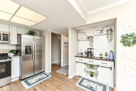 8123 Bromley Place Indianapolis IN 46219