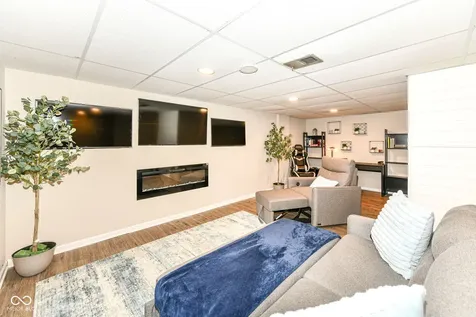 8123 Bromley Place Indianapolis IN 46219