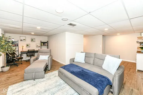 8123 Bromley Place Indianapolis IN 46219