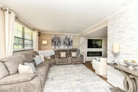 8123 Bromley Place Indianapolis IN 46219