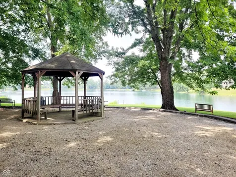 7811 Harbour Isle Indianapolis IN 46240