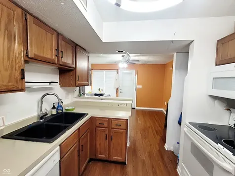 7811 Harbour Isle Indianapolis IN 46240