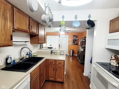 7811 Harbour Isle Indianapolis IN 46240